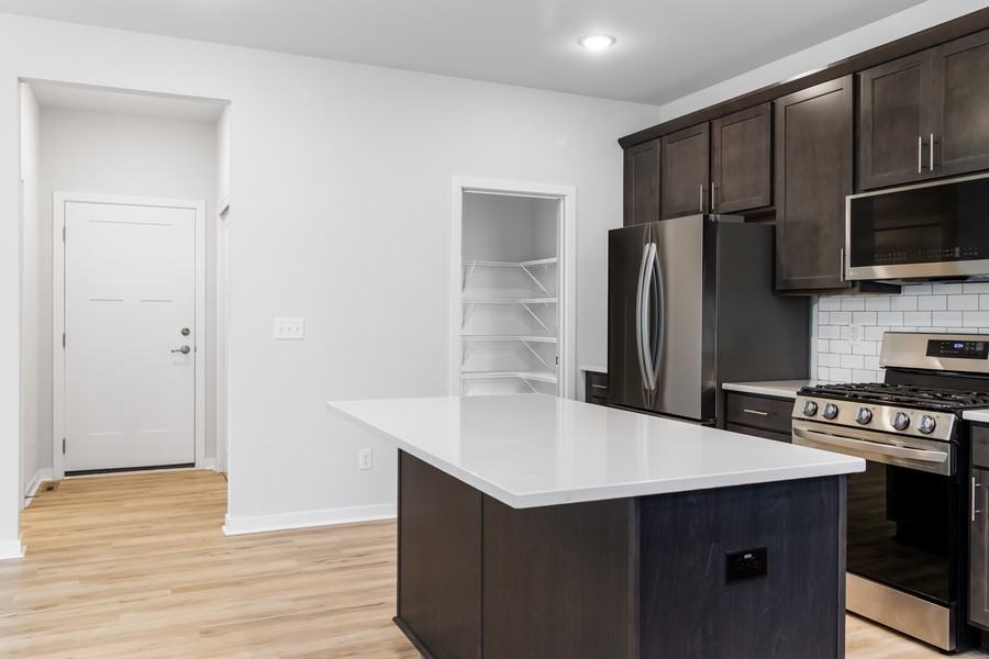 1043 Juniper Ln - Photo 3 of 32