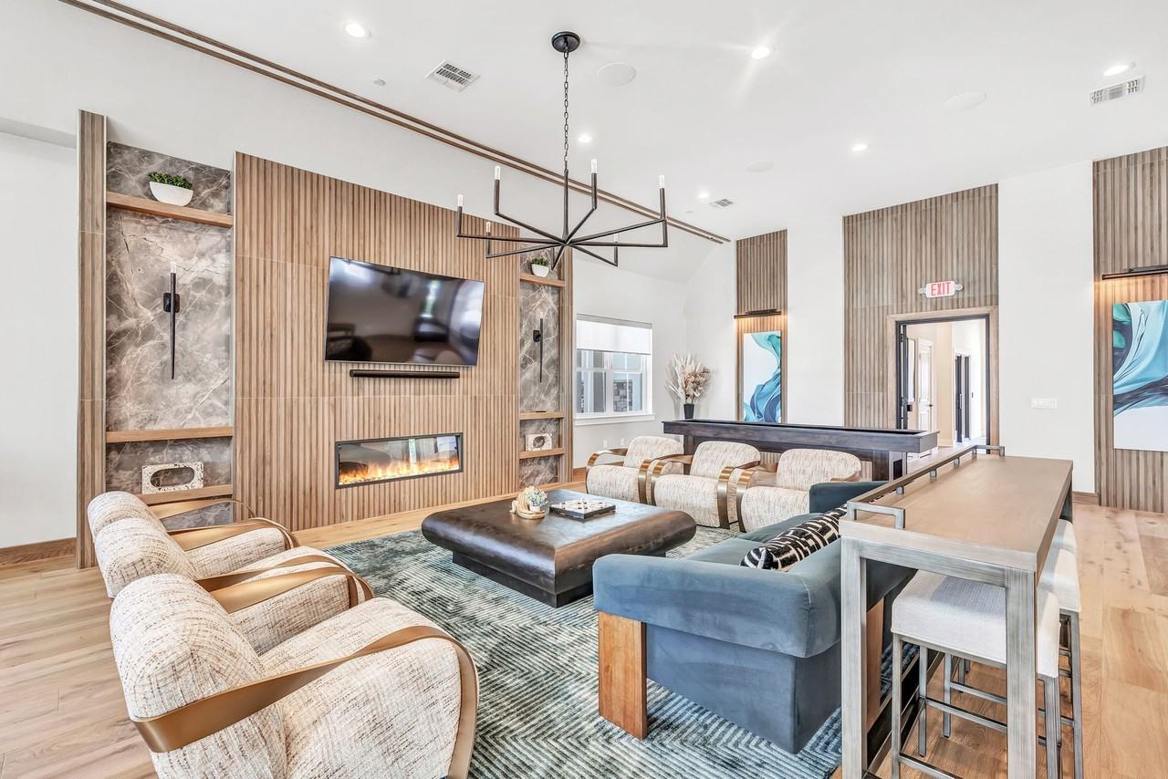 Kinsley - Photo 2 of 50