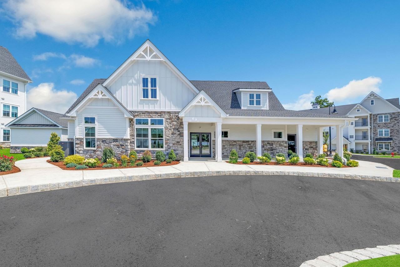 Kinsley - Photo 7 of 50