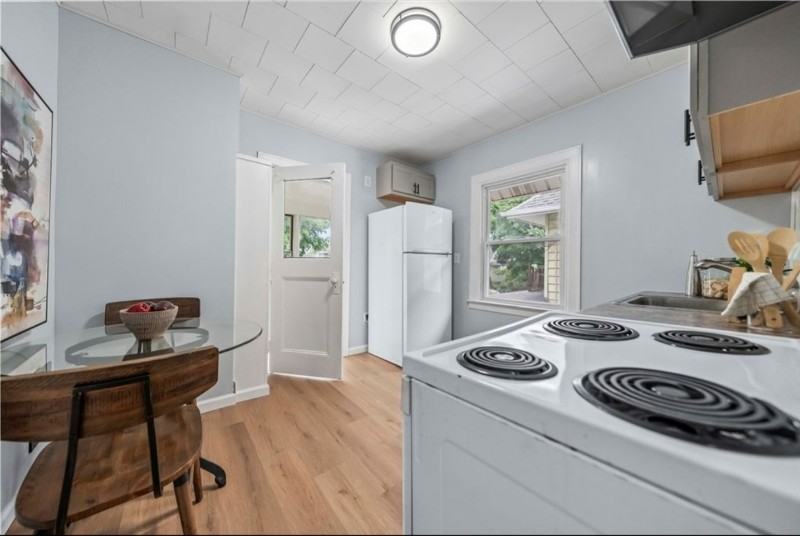 375 Clay Ave #2 - Photo 3 of 11