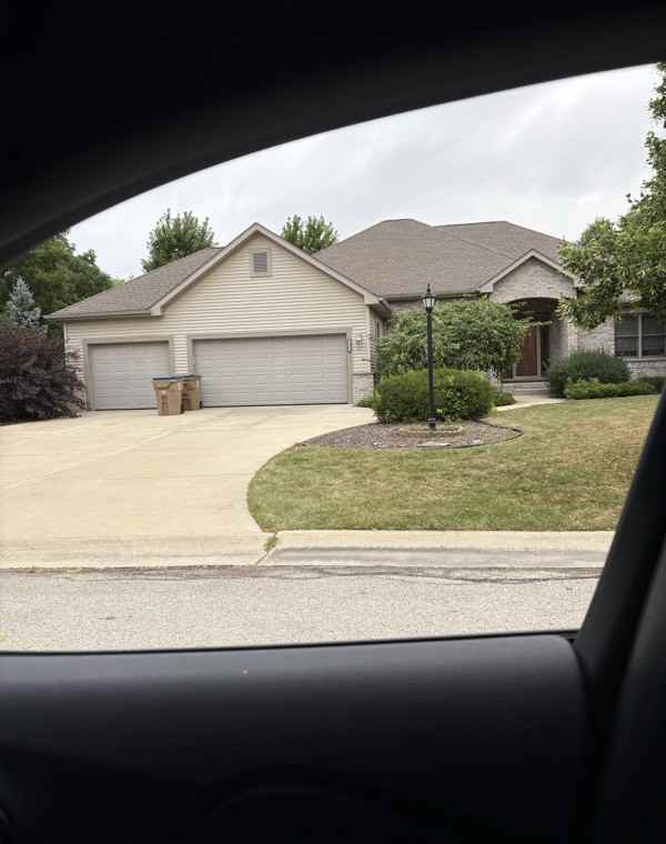 10322 82nd St - Photo 2 of 4