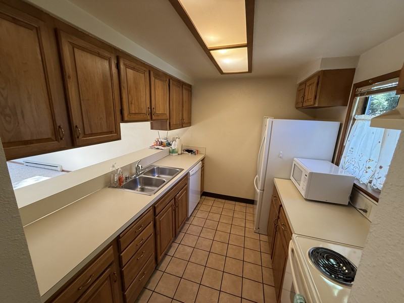 335 Spruce St - Photo 4 of 9