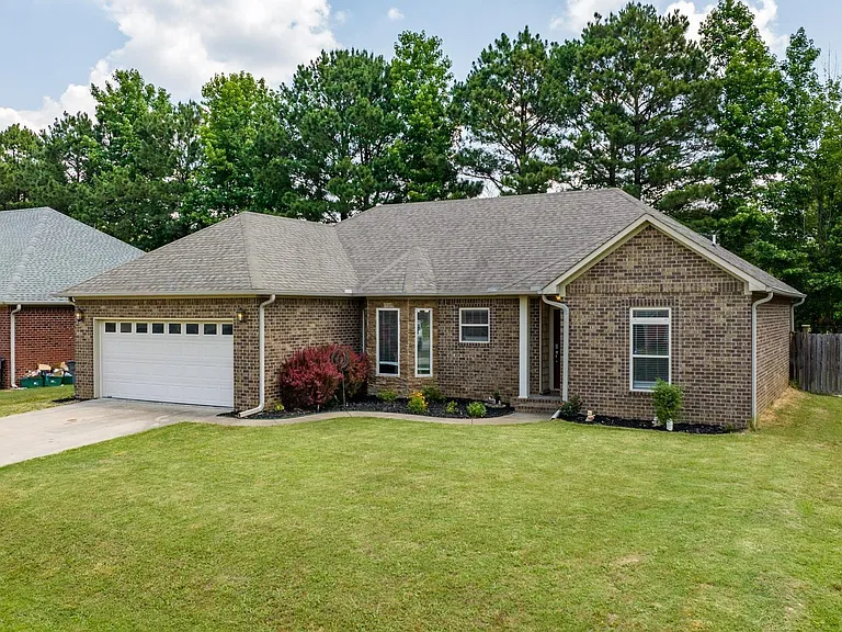 131 Hunter Cir - Photo 2 of 19