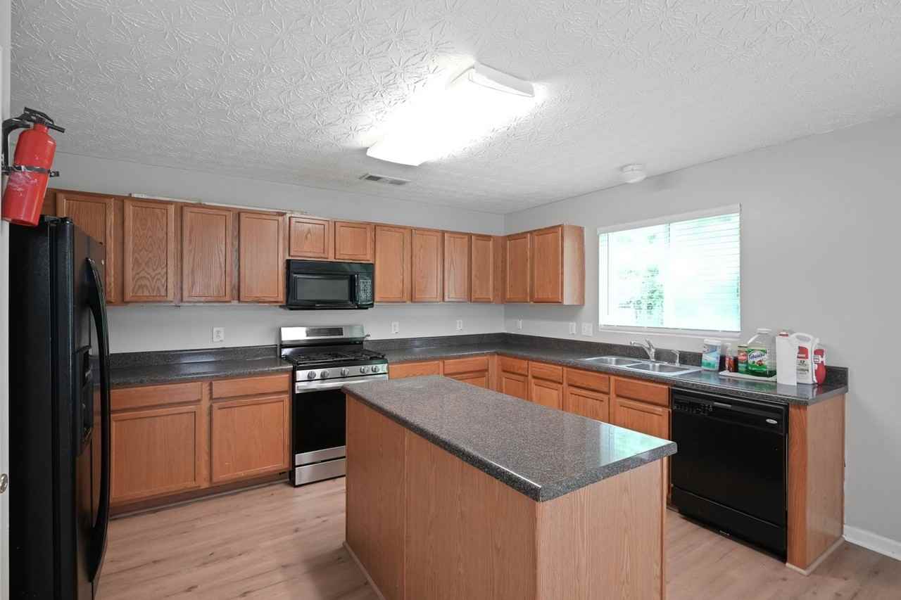 415 Silver Spring St - Photo 3 of 27