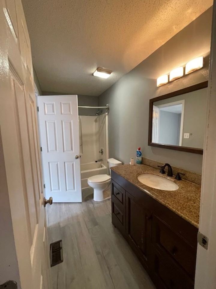 1013 Huntington Pl - Photo 2 of 9