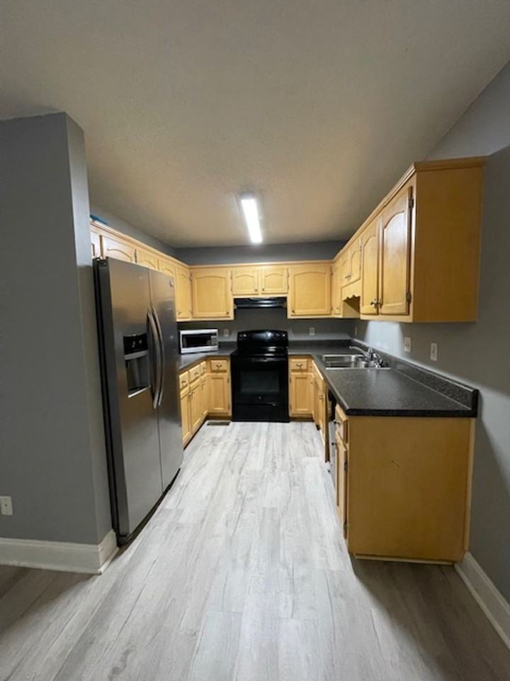 1013 Huntington Pl - Photo 3 of 9