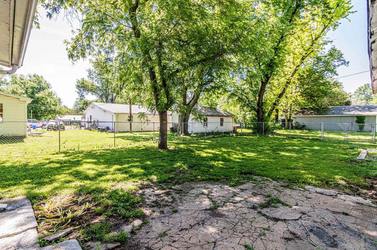 209 E 2nd St - Photo 2 of 23