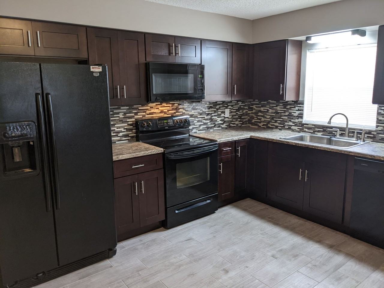 152 E Towne Pl - Photo 3 of 9