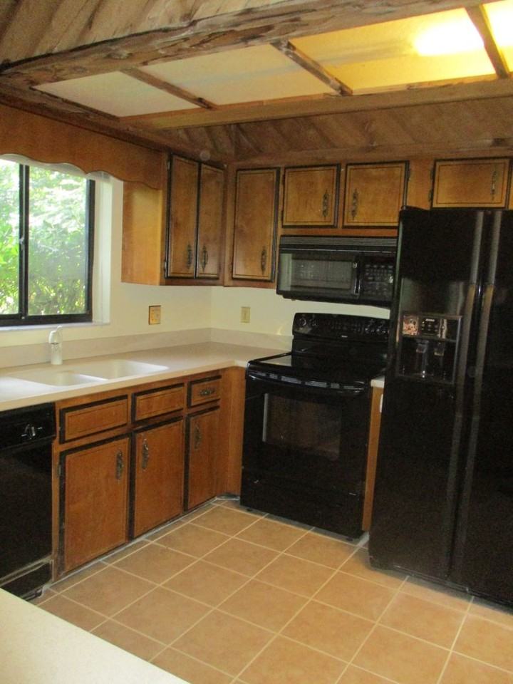 1631 Nw 94th St - Photo 5 of 24