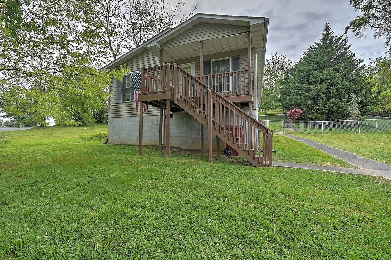 303 Moorland Dr - Photo 2 of 32