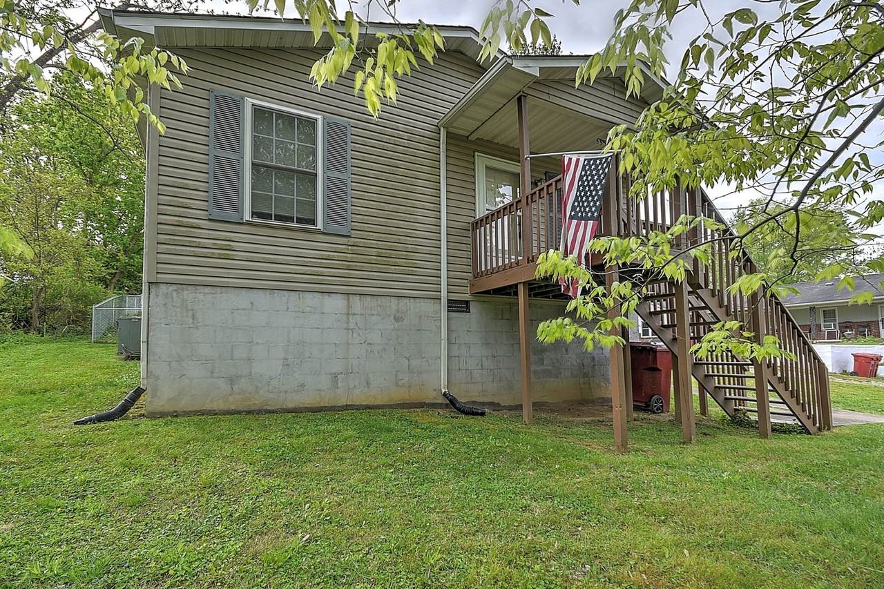 303 Moorland Dr - Photo 3 of 32