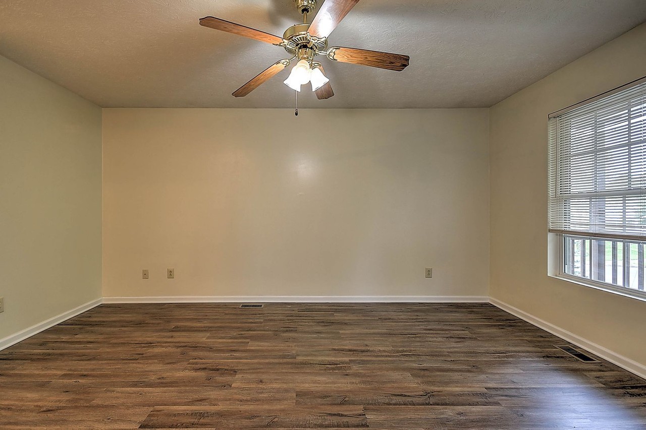 303 Moorland Dr - Photo 6 of 32