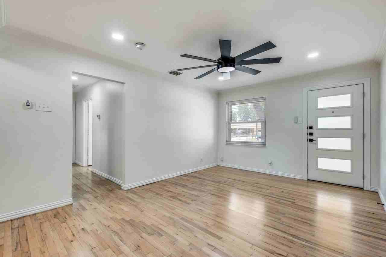 368 Crenshaw Dr - Photo 3 of 13