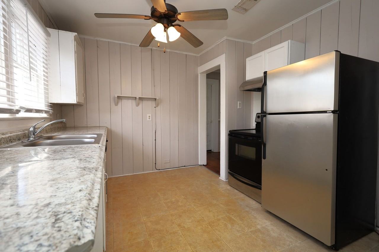 105 1/2 W Jane St - Photo 3 of 9