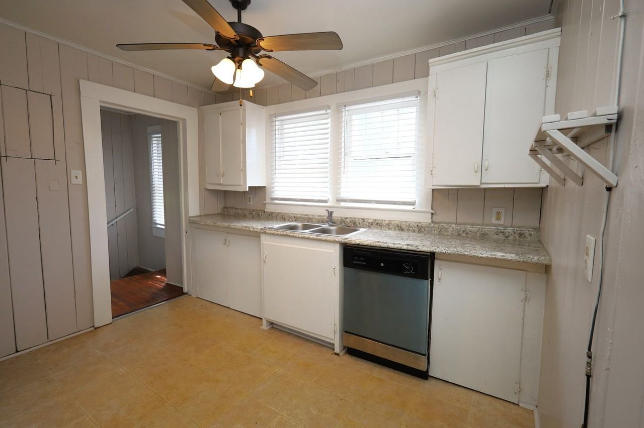 105 1/2 W Jane St - Photo 4 of 9