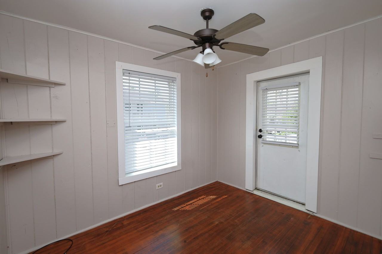 105 1/2 W Jane St - Photo 5 of 9