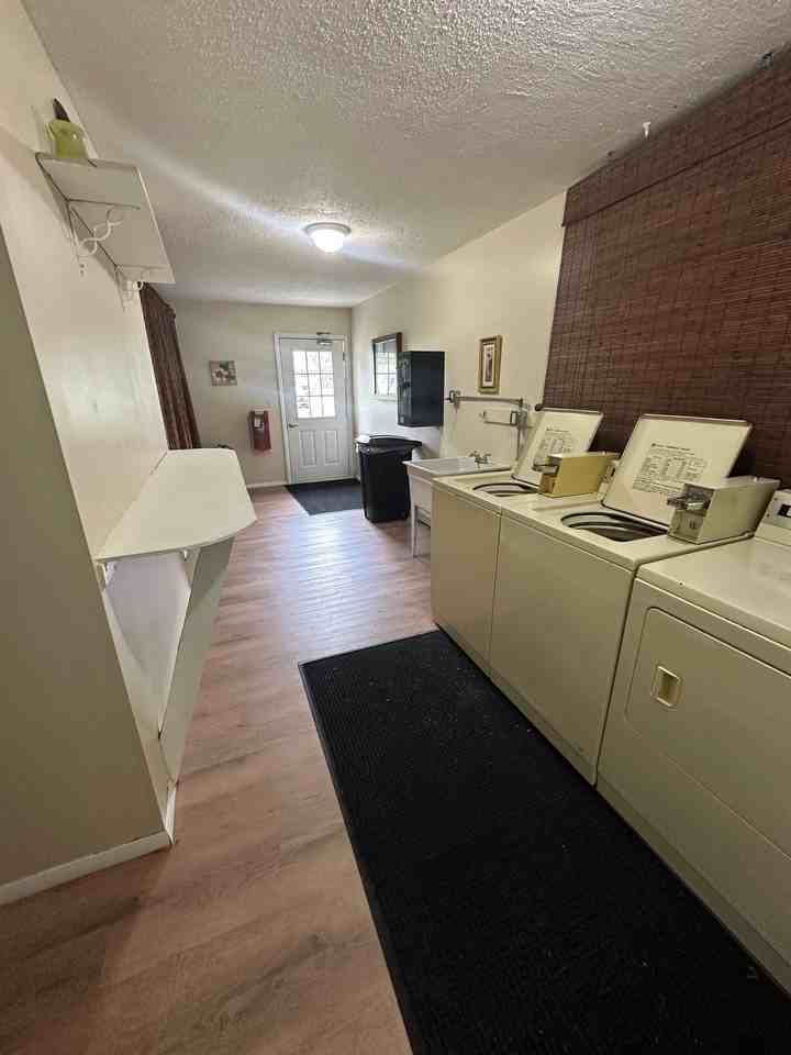 Single story Units with heat included, courtyard, and more - Photo 4 of 9