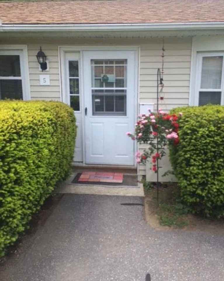 Single story Units with heat included, courtyard, and more - Photo 6 of 9