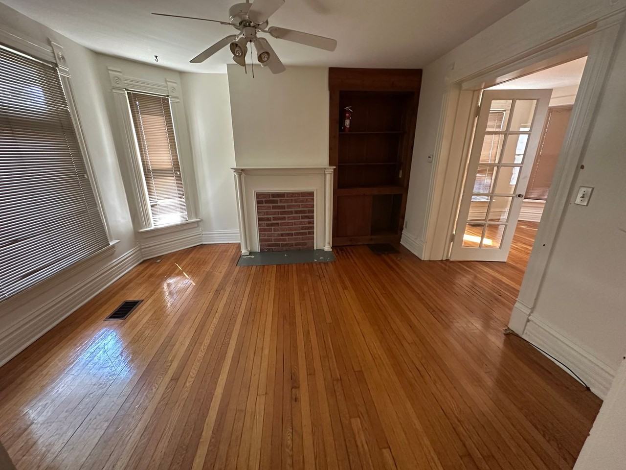 410 Wyandotte Ave - Photo 3 of 36