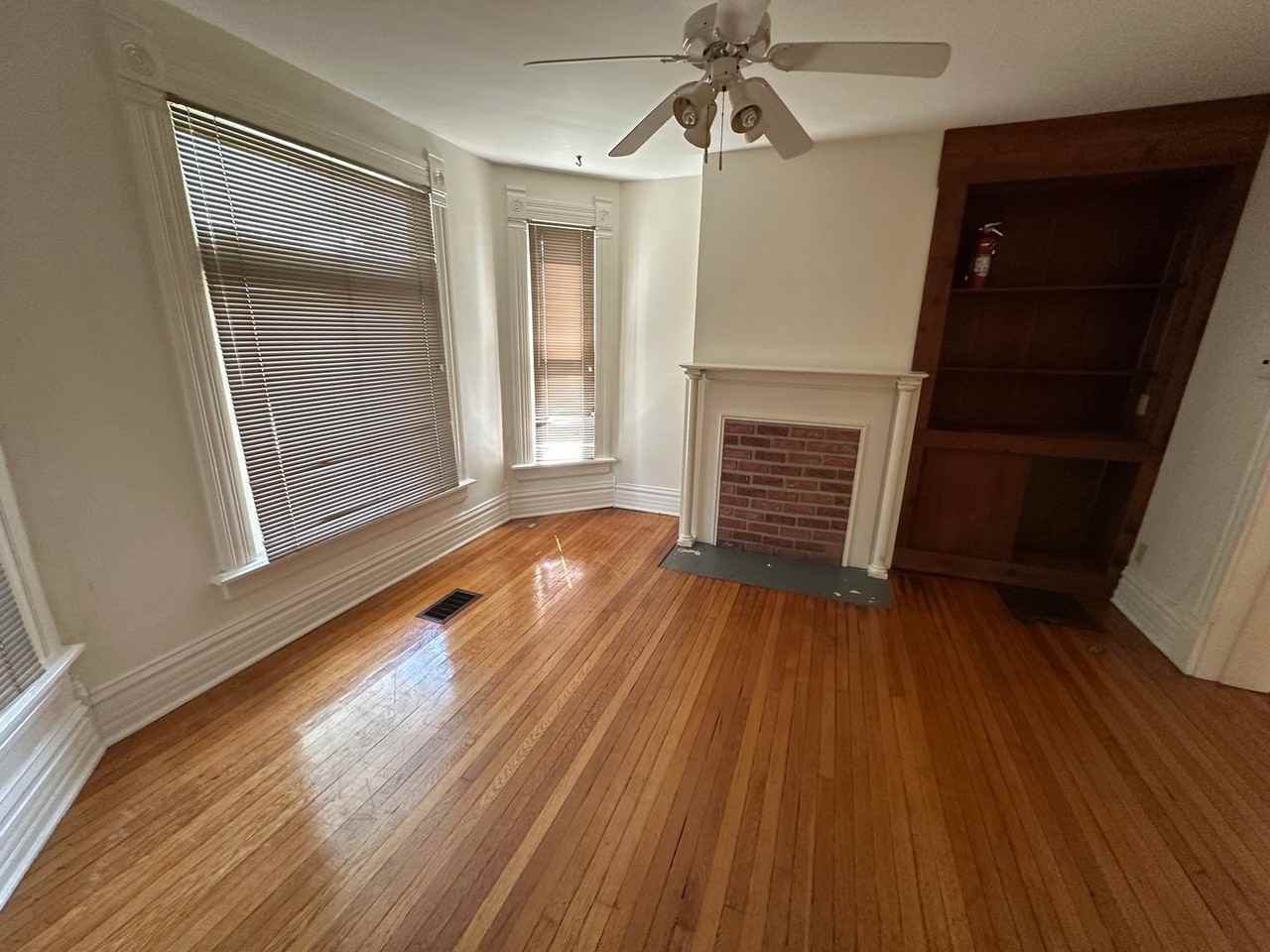 410 Wyandotte Ave - Photo 4 of 36