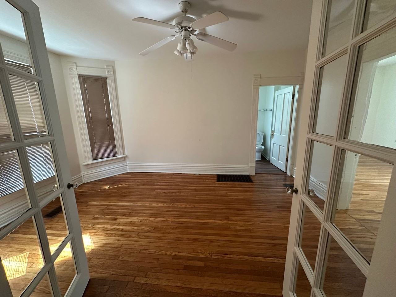410 Wyandotte Ave - Photo 5 of 36