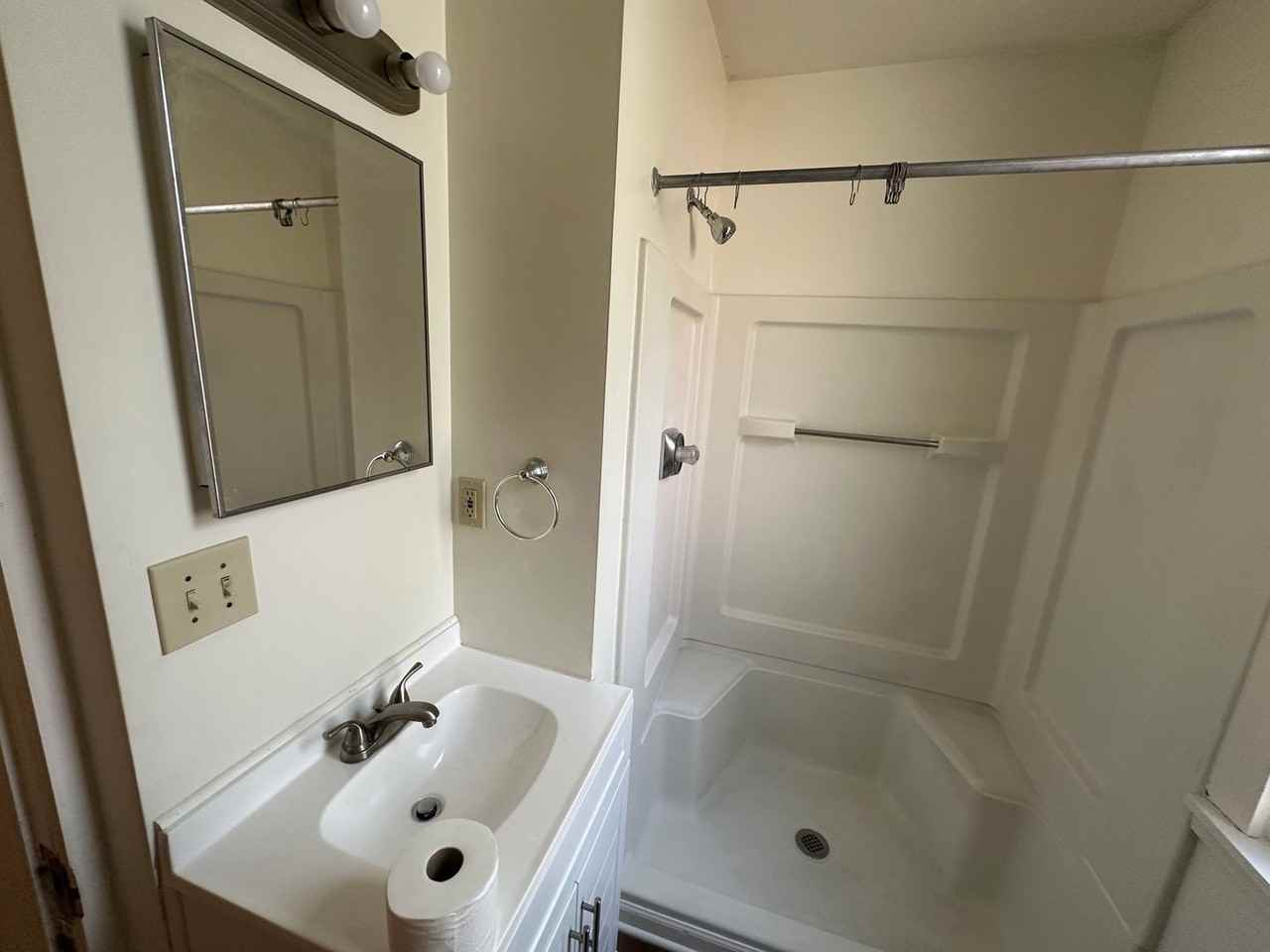 410 Wyandotte Ave - Photo 7 of 36