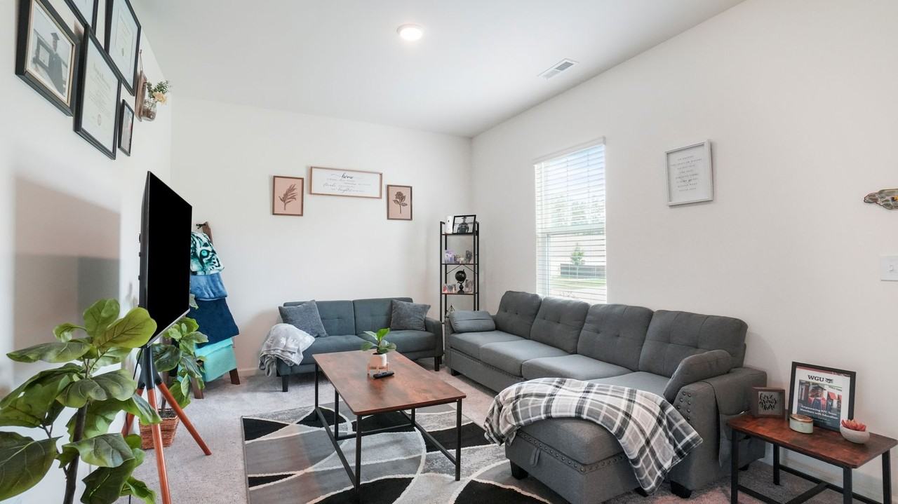 530 Cessna Dr - Photo 4 of 50