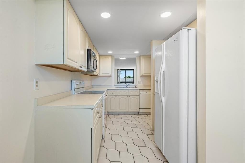 2707 Ne 14th Street Cswy #305 - Photo 7 of 31