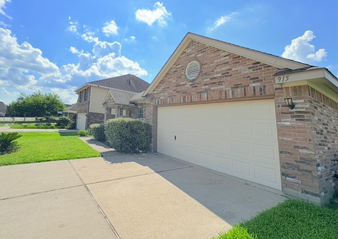 915 Curry Street - Photo 4 of 30