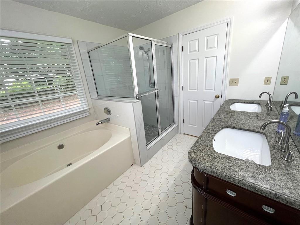 4630 Hampton Square Dr - Photo 4 of 12