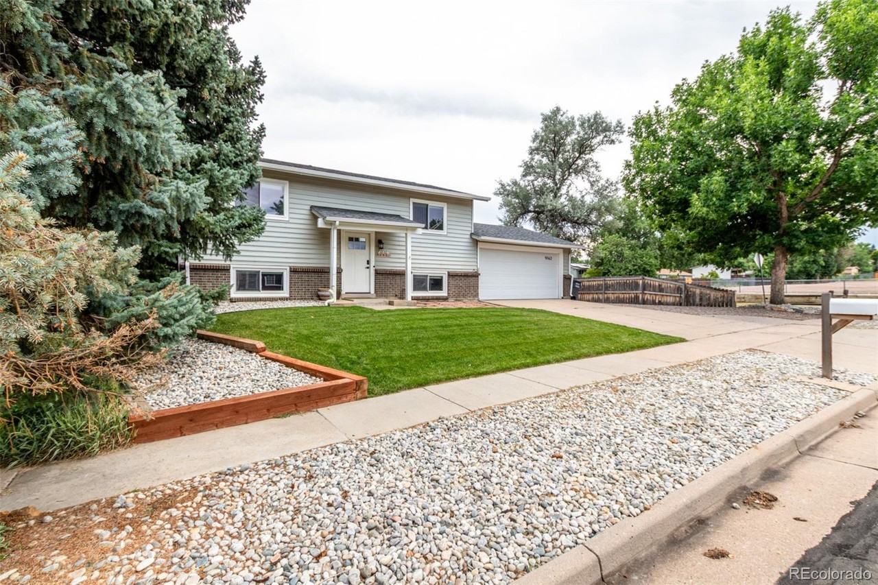 9162 Everett St - Photo 3 of 36