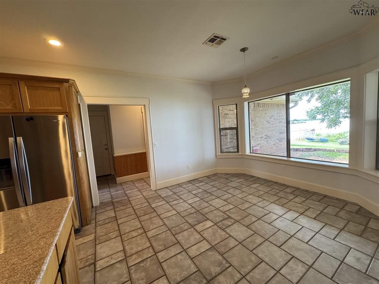 609 Shore Line Dr - Photo 4 of 26