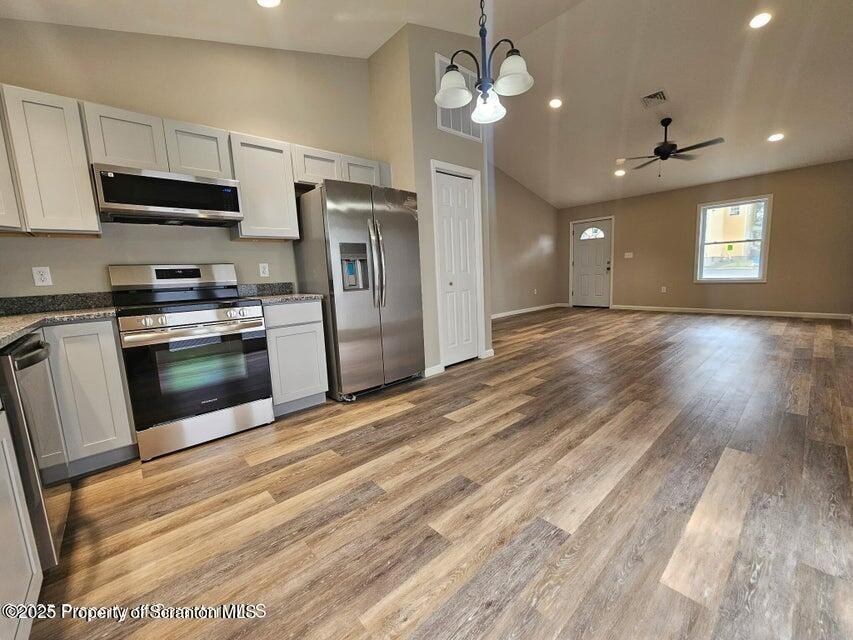 551 Back St - Photo 3 of 10