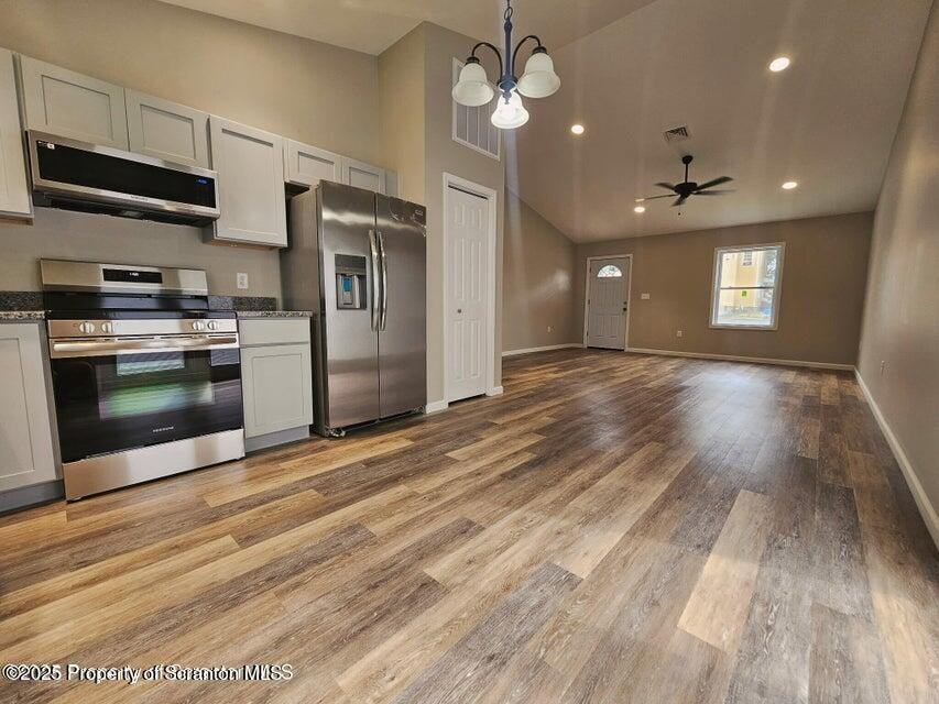 551 Back St - Photo 5 of 10