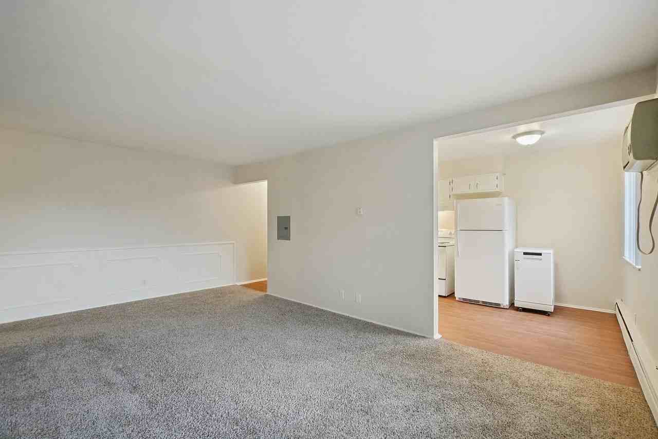 Eastlawn Arms Apartments - Photo 4 of 41