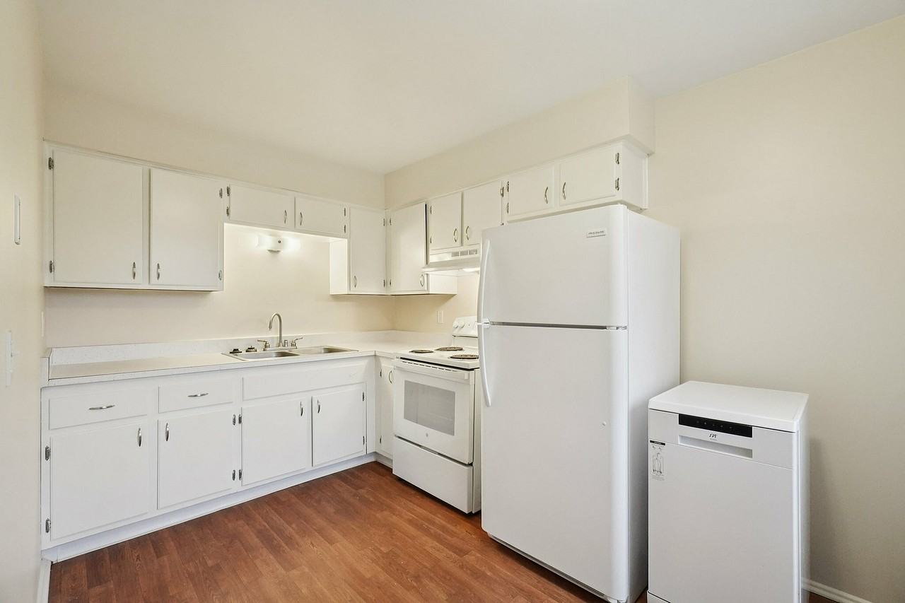 Eastlawn Arms Apartments - Photo 5 of 41