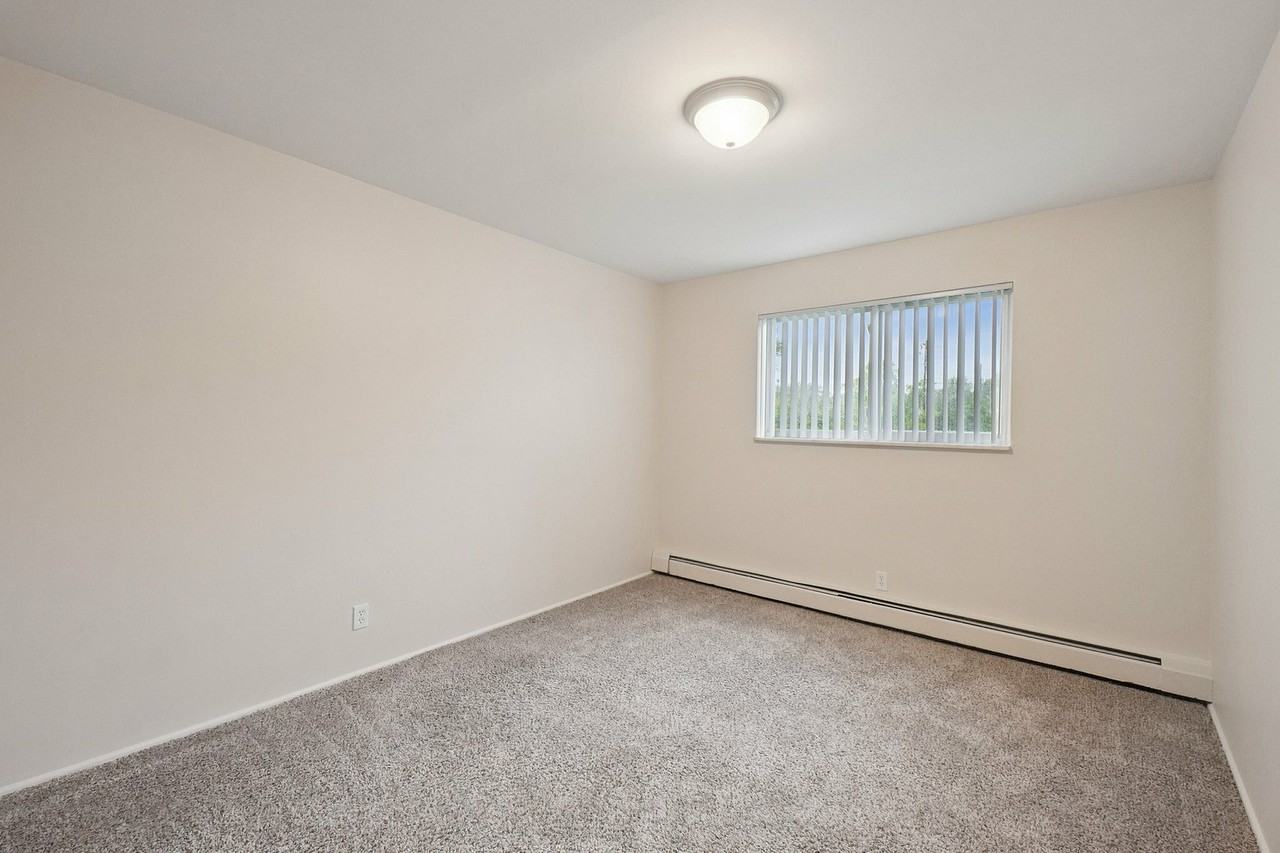 Eastlawn Arms Apartments - Photo 6 of 41