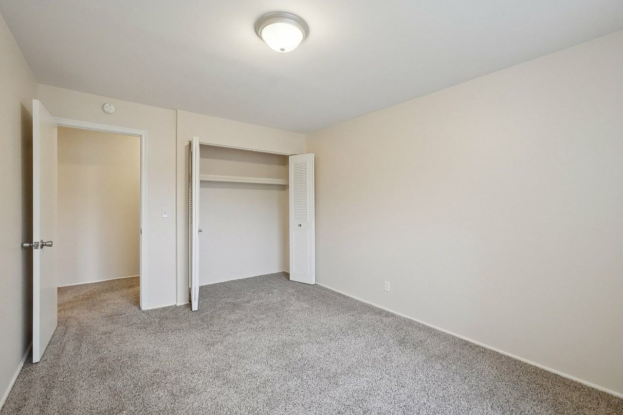 Eastlawn Arms Apartments - Photo 7 of 41