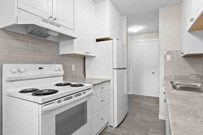 Arrowstone Manor Apartments - Photo 3 of 9