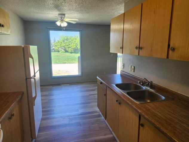 2 Bedroom Unit in Four Plex! Located in Olds! - Photo 3 of 12