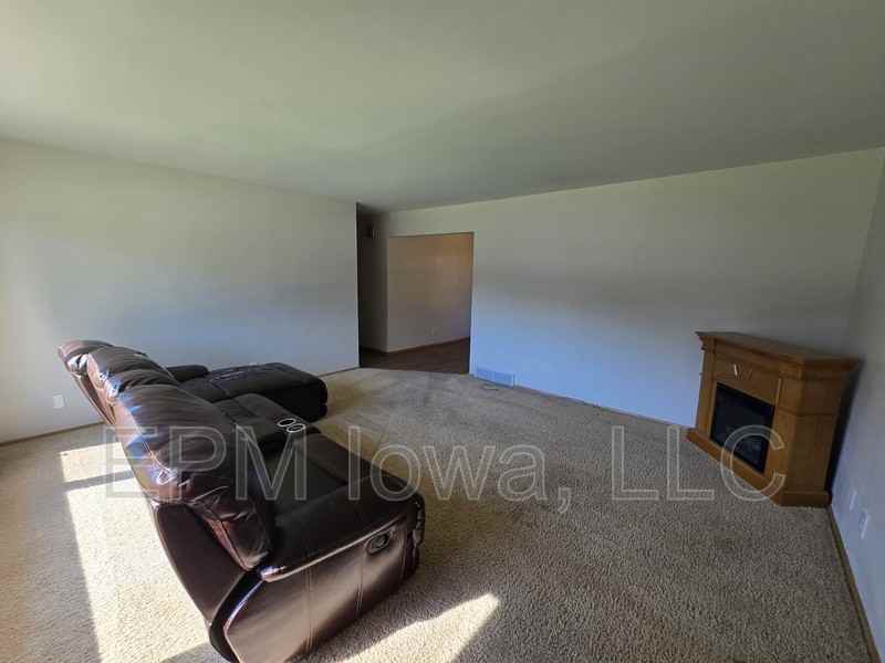 2514 Saratoga Dr - Photo 2 of 32