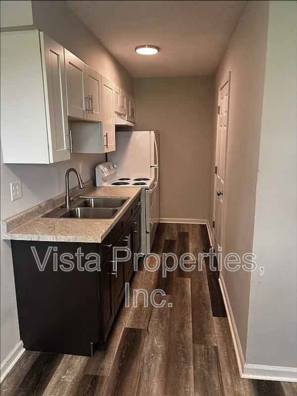 388 Elmwood Dr - Photo 3 of 8