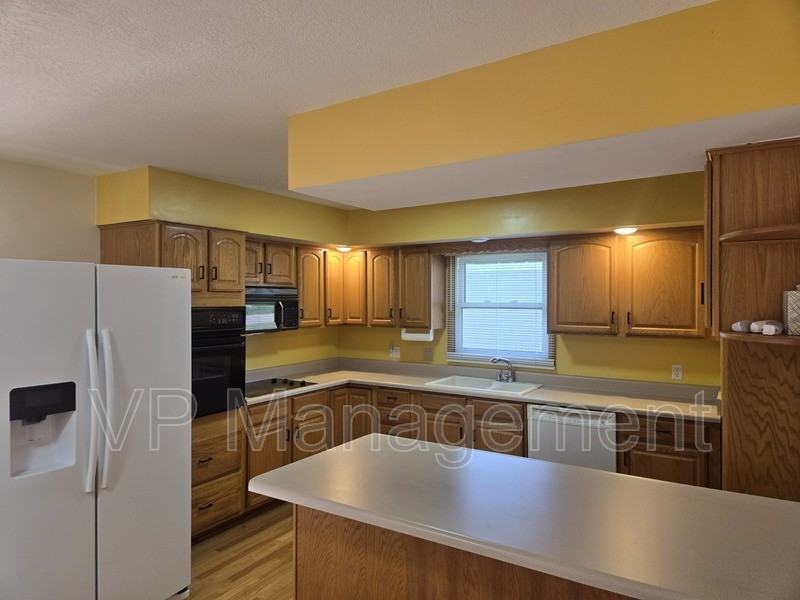 1109 33rd St - Photo 3 of 12