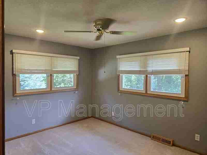 1109 33rd St - Photo 5 of 14