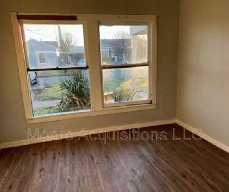 830 S Lyon St - Photo 3 of 7