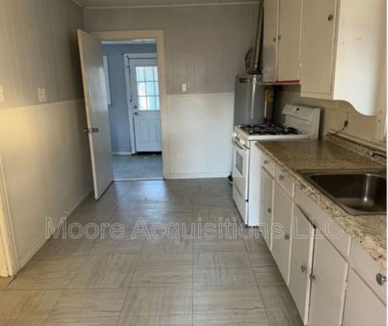 830 S Lyon St - Photo 4 of 7