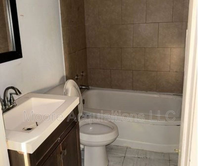 830 S Lyon St - Photo 5 of 7