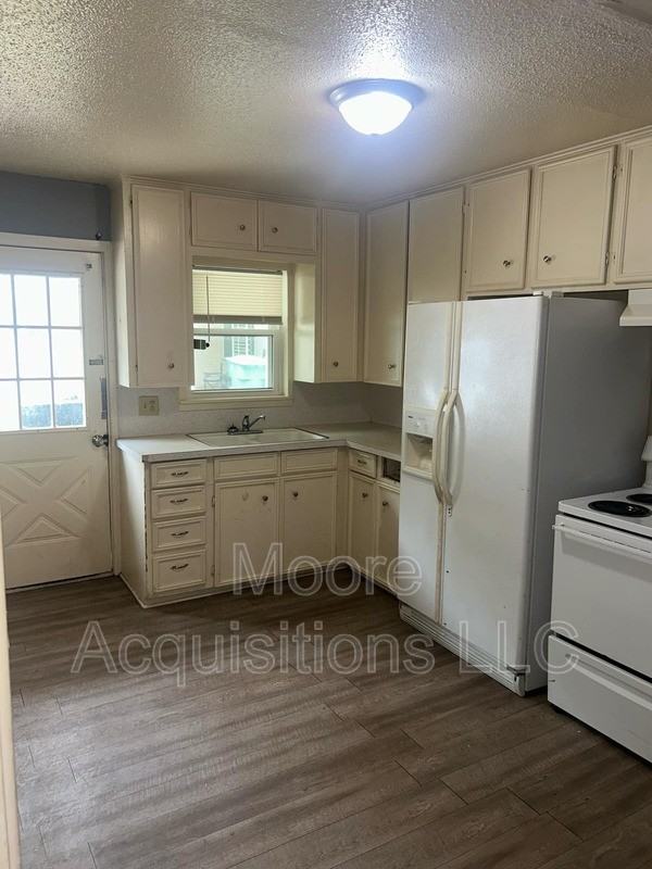 1437 S Rusk St - Photo 7 of 17
