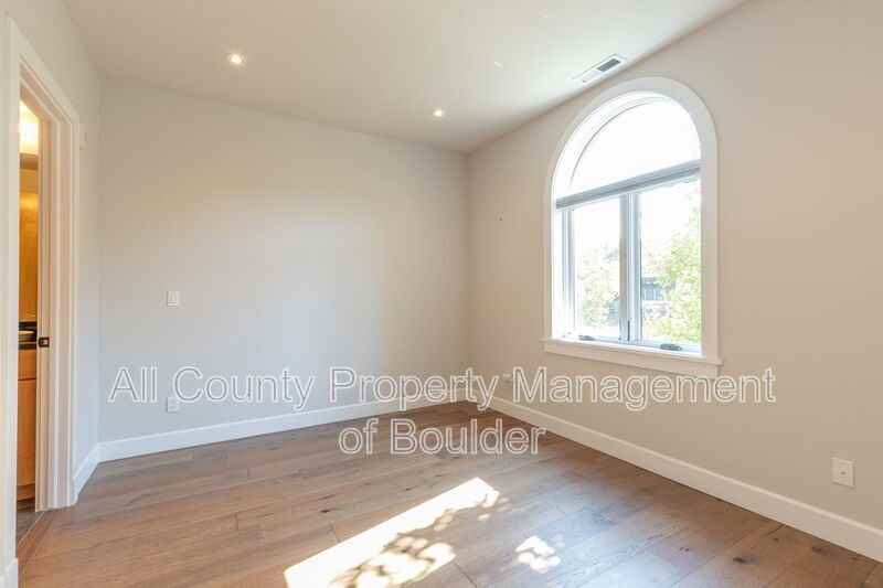 2832 Broadway St - Photo 3 of 30