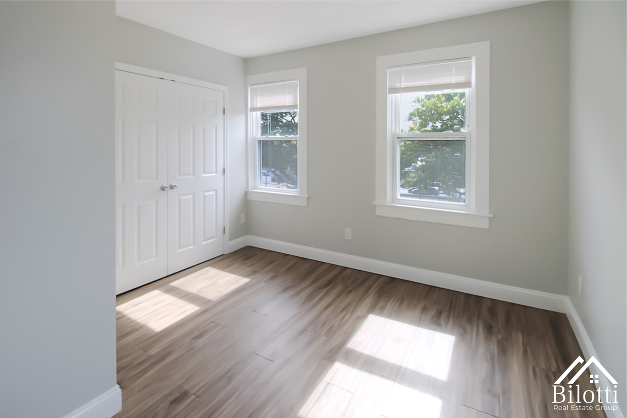 146 George M Cohan Blvd - Photo 4 of 12